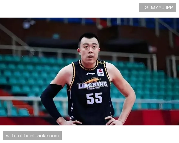 特写：老将韩德君拼抢倒地后，被队友拉起时露出的坚毅眼神