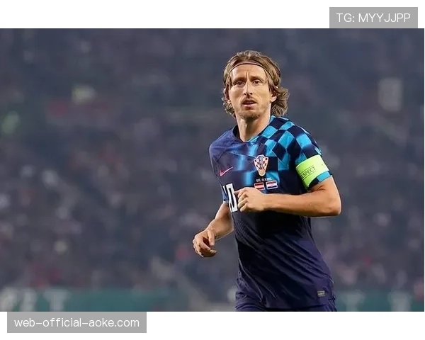 终场哨响，克罗地亚老将莫德里奇跪地掩面告别意甲赛场